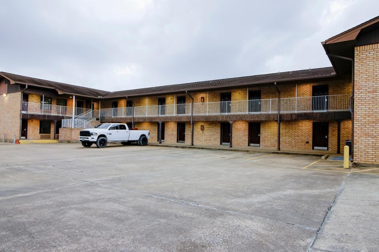 Oyo Pinewood Inn & Suites Silsbee Extérieur photo