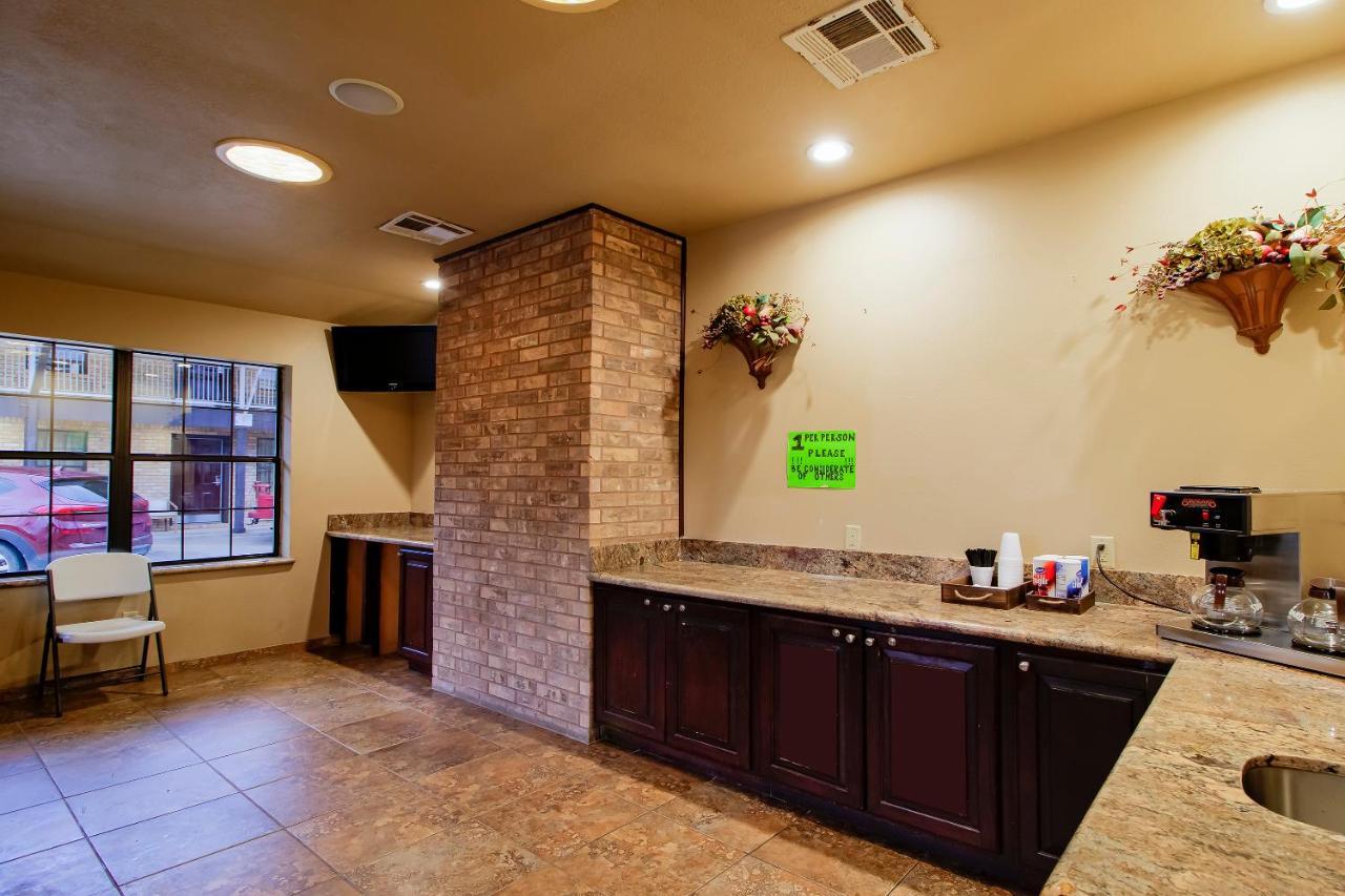 Oyo Pinewood Inn & Suites Silsbee Extérieur photo