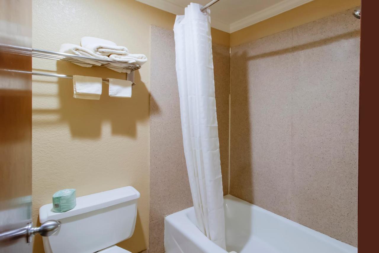 Oyo Pinewood Inn & Suites Silsbee Extérieur photo