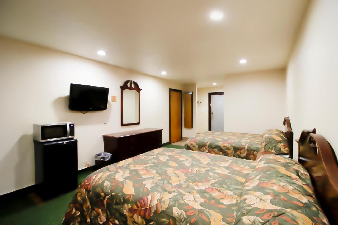 Oyo Pinewood Inn & Suites Silsbee Extérieur photo