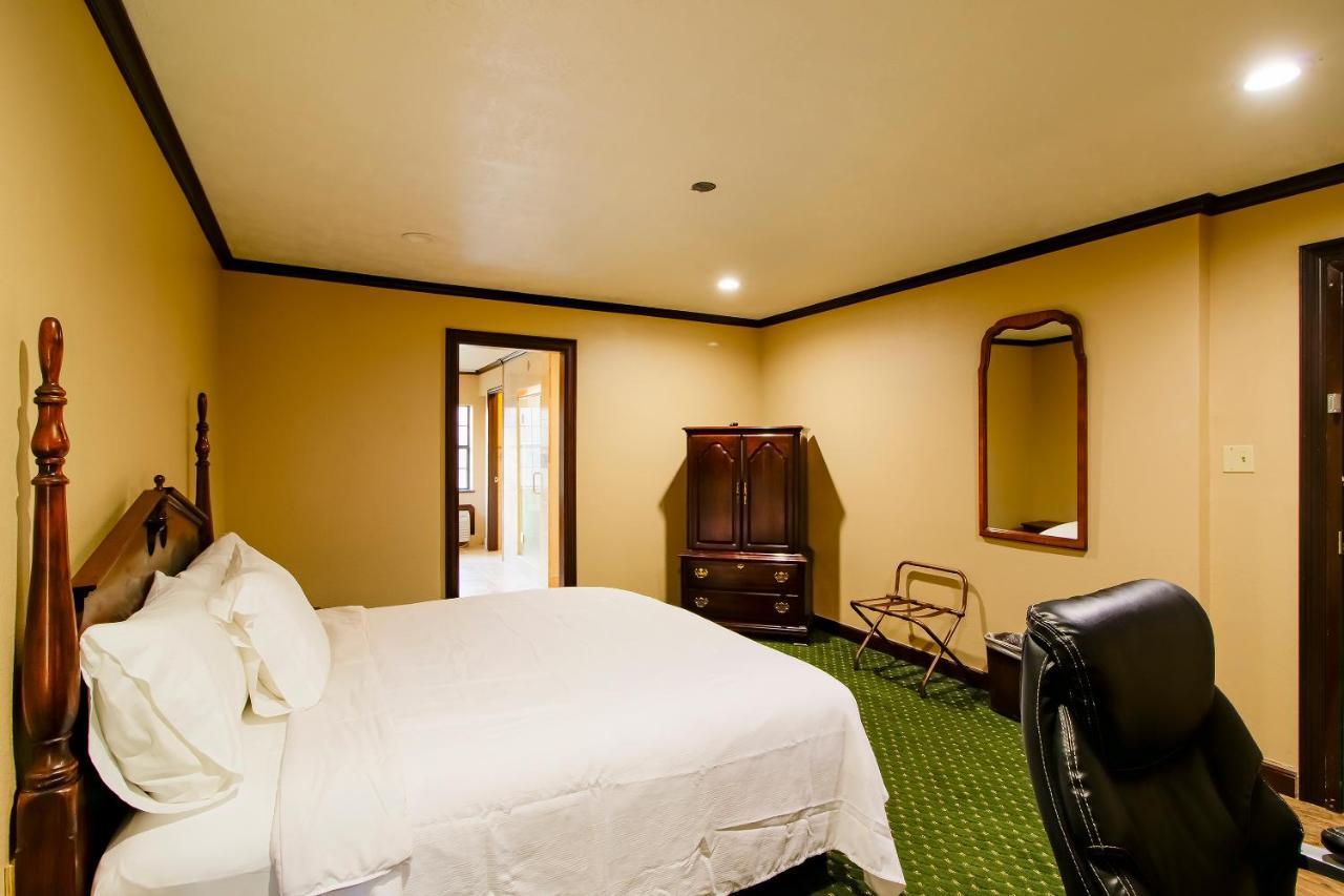 Oyo Pinewood Inn & Suites Silsbee Extérieur photo