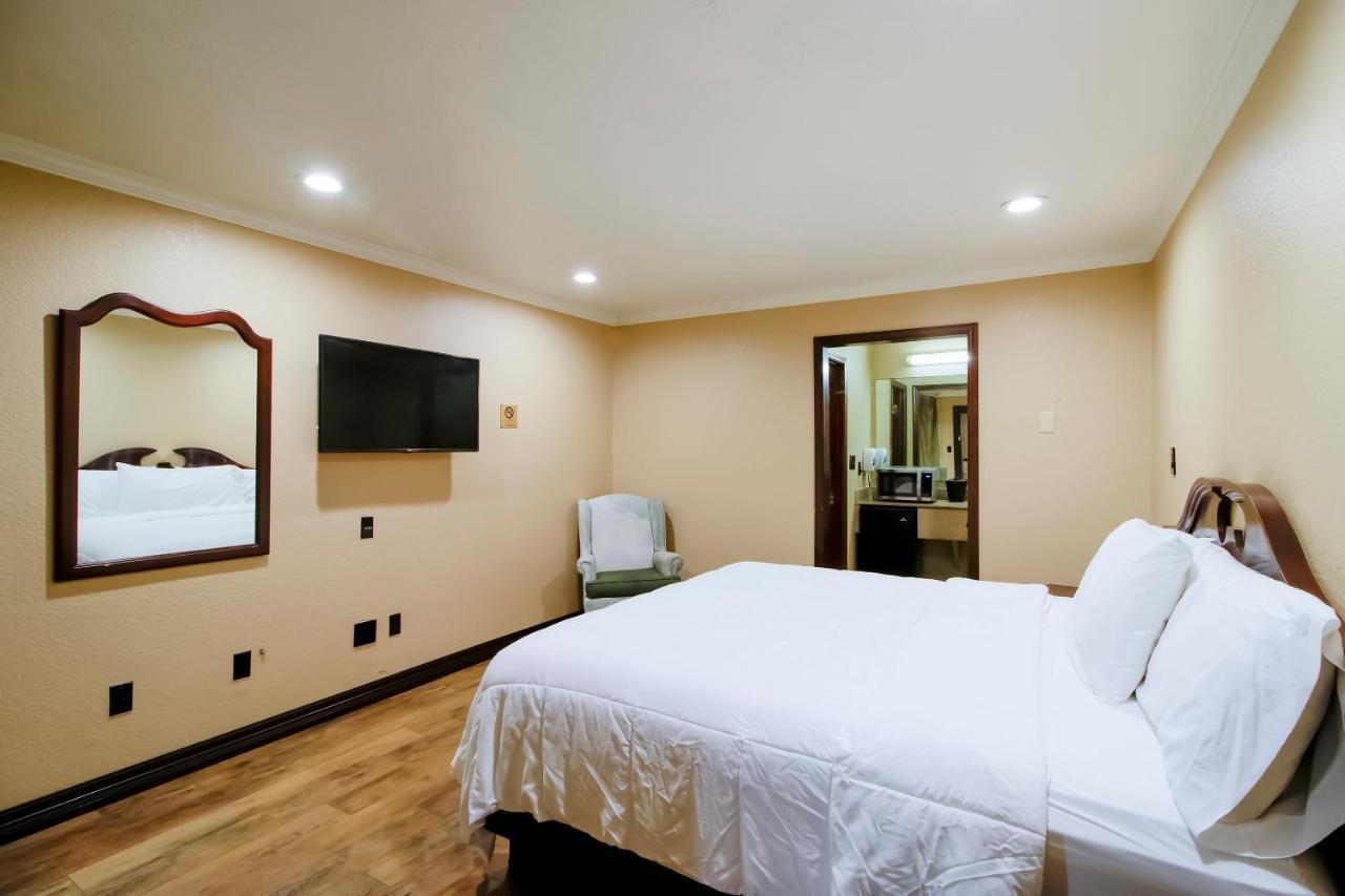Oyo Pinewood Inn & Suites Silsbee Extérieur photo
