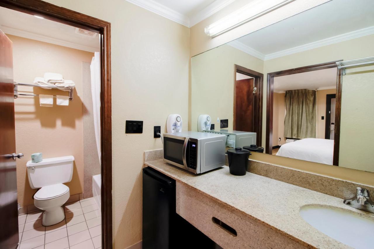 Oyo Pinewood Inn & Suites Silsbee Extérieur photo