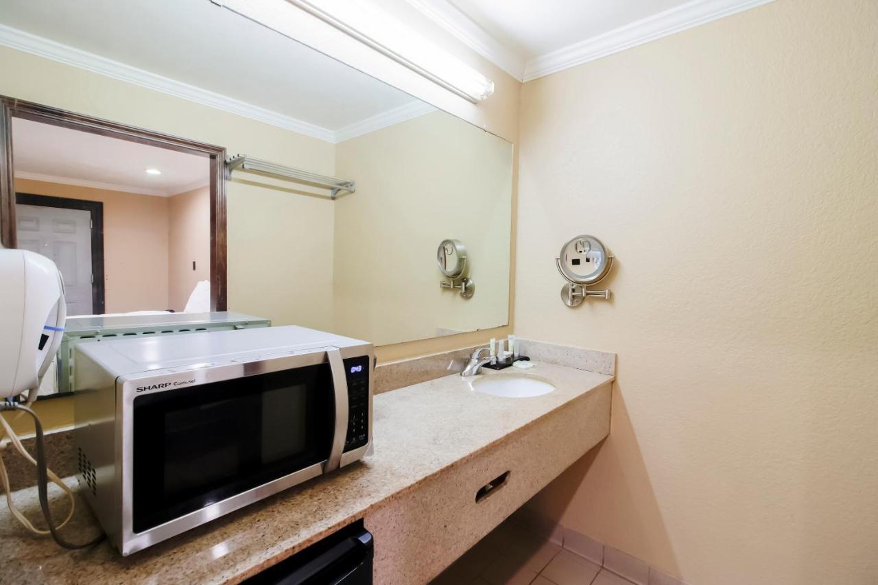 Oyo Pinewood Inn & Suites Silsbee Extérieur photo