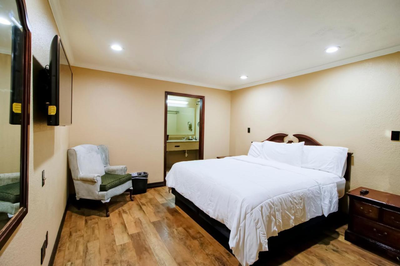 Oyo Pinewood Inn & Suites Silsbee Extérieur photo