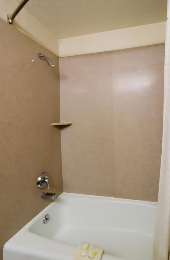 Oyo Pinewood Inn & Suites Silsbee Extérieur photo