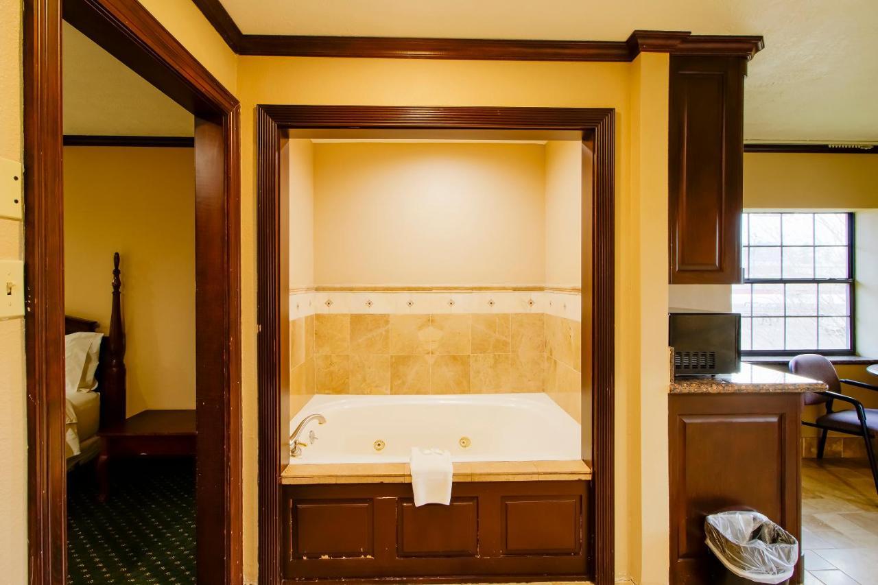 Oyo Pinewood Inn & Suites Silsbee Extérieur photo