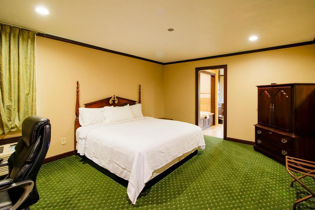 Oyo Pinewood Inn & Suites Silsbee Extérieur photo