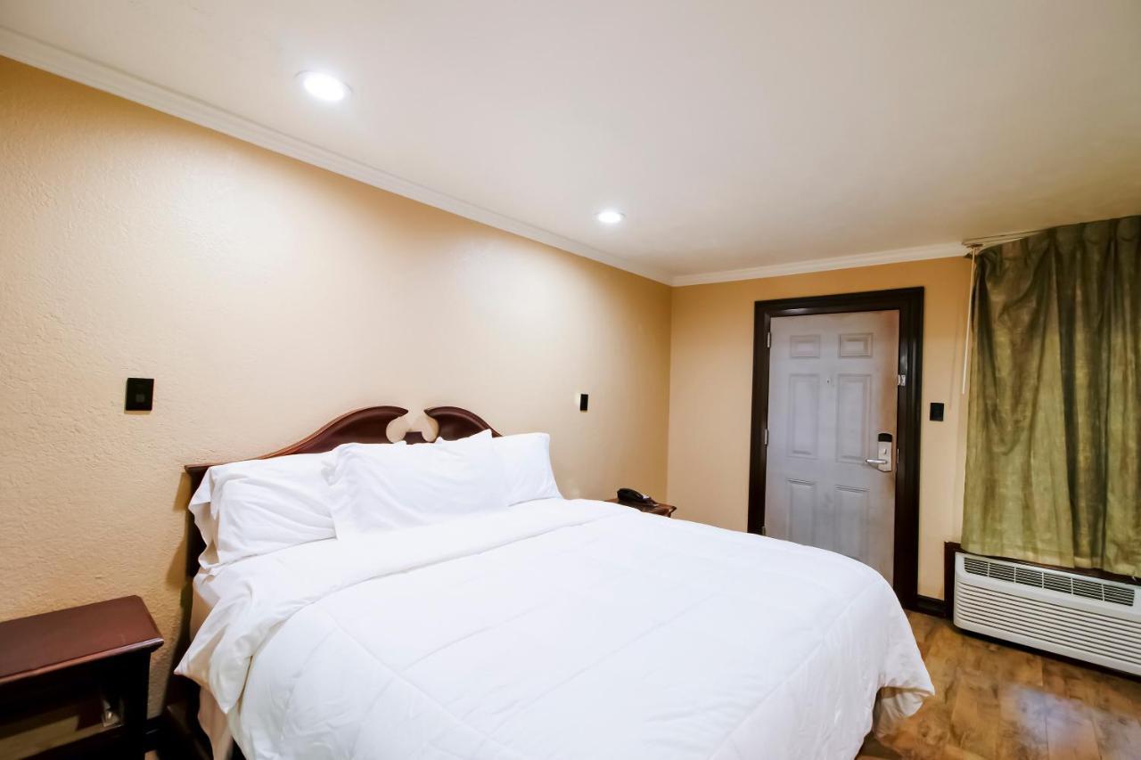 Oyo Pinewood Inn & Suites Silsbee Extérieur photo