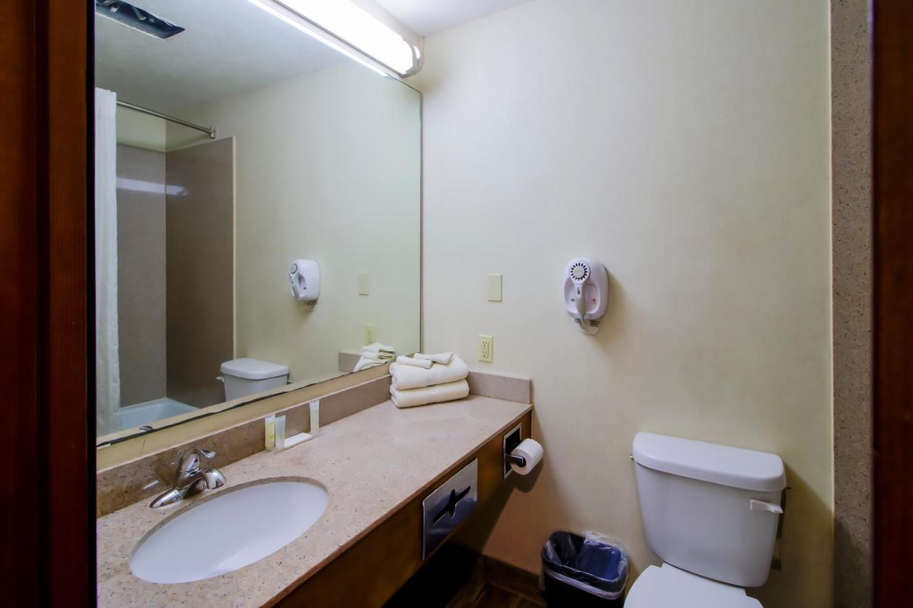 Oyo Pinewood Inn & Suites Silsbee Extérieur photo