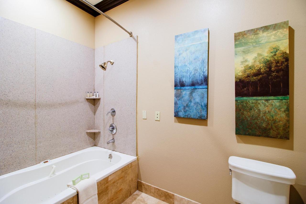 Oyo Pinewood Inn & Suites Silsbee Extérieur photo