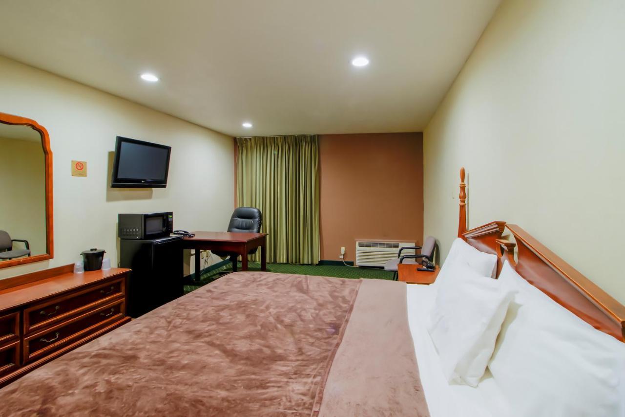 Oyo Pinewood Inn & Suites Silsbee Extérieur photo