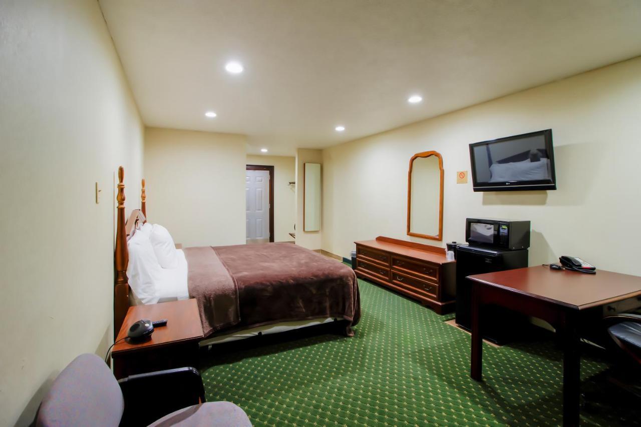 Oyo Pinewood Inn & Suites Silsbee Extérieur photo